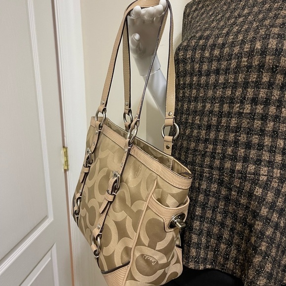 Coach beautiful tan and cream color bag with great conditions - Picture 15 of 16